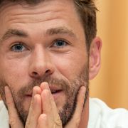 クリス・ヘムズワース、生ブラピに興奮し抱きつく