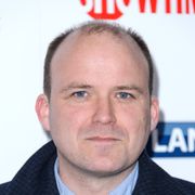 『007』出演の英国俳優ロリー・キニア、姉が新型コロナ感染で死去