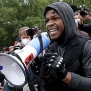 『スター・ウォーズ』ジョン・ボイエガ、抗議デモで力強いスピーチ キャリアを失っても関係ない