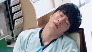 可愛すぎる田中圭の寝顔!「アンサング・シンデレラ」オフショットに反響