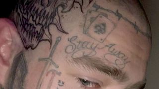 タトゥーだらけの人気歌手ポスト・マローン、頭皮にまで巨大タトゥー入れる