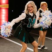 ミニスカ美脚!ダイアン・キートン74歳がチアリーダーに