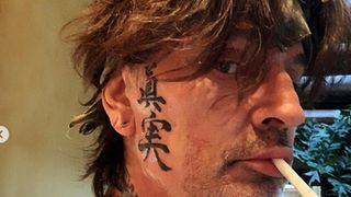 トミー・リー、顔面に日本語の巨大タトゥー