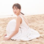 綾瀬はるか、ビーチで魅せる美ショット!