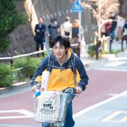 永瀬廉、アニソン歌いママチャリで秋葉原を疾走!『弱虫ペダル』新カット