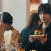 中村倫也、ハンバーガーで記念撮影!『人数の町』奇妙な食事事情の場面カット