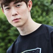 宮沢氷魚、チャリティーTシャツ発売!自ら削った版画でデザイン