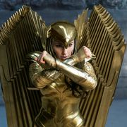 ワンダーウーマン、黄金の新アーマーが神々しい!続編の新カット