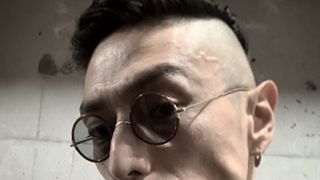伊勢谷友介、ワイルドすぎる!刈り上げヘアでイメチェン