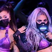レディー・ガガ&アリアナ、マスク姿でパフォーマンス!