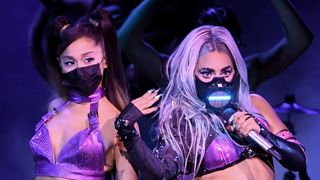 レディー・ガガ&アリアナ、マスク姿でパフォーマンス!
