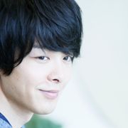 中村倫也、余裕のほほ笑み『人数の町』場面カット