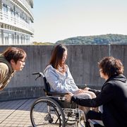 吉高由里子&横浜流星が向き合う…『きみの瞳が問いかけている』メイキングカット