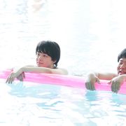 中村倫也がプールでリラックス!『人数の町』オフショット