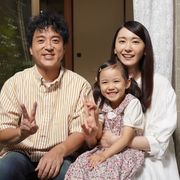 「親バカ青春白書」幸せ家族ショット!新垣結衣がクランクアップ
