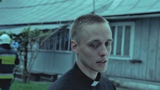 過去を偽り聖職者になりすます…衝撃作『聖なる犯罪者』1月日本公開