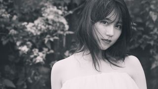 有村架純、いつもと違う大人の表情　上質感漂うカレンダー