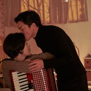 「愛の不時着」の耳野郎こと、キム・ヨンミンが出演『チャンシルさんには福が多いね』1月公開