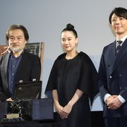 黒沢清監督、ベネチア快挙後初の公の場 蒼井優&高橋一生とトロフィーお披露目