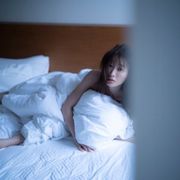 松本まりか、美しすぎる“のぞき見”写真!オトナの遊びがテーマの写真集