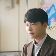星野源がテーラー役で魅せるスーツスタイル 『罪の声』で小栗旬と映画初共演