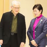 『ヒート』マイケル・マン監督、東京で新作ドラマ撮影!小池都知事を表敬訪問