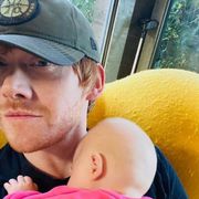 パパになった『ハリポタ』ロン俳優、愛娘の写真を初公開!