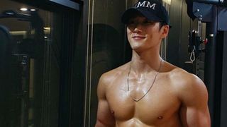 まるで彫刻…「梨泰院クラス」アン・ボヒョンが肉体美を公開