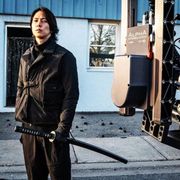 山下智久、日本刀を手にクールな表情…ハリウッド進出で