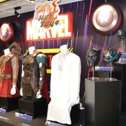 ブラック・ウィドウのホワイトスーツも!歴代MCU映画の衣装・小道具が日本上陸
