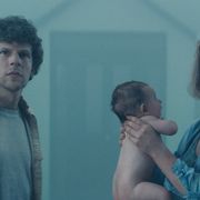 逃げ場なし…奇妙な住宅地で強制子育て『ビバリウム』3月日本公開