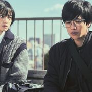 平手友梨奈、呪いを操る女子高生姿『さんかく窓の外側は夜』場面写真