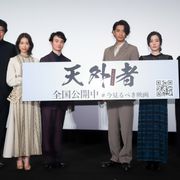 三浦春馬さんのために真ん中をあけるキャスト陣「春馬とともにここにいる」