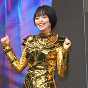 ぼる塾・きりやはるか、ワンダーウーマン新アーマーのコスプレ披露!「毎日着てもいい」