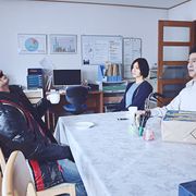 平手友梨奈も笑顔!『ザ・ファブル』岡田准一の"猫舌"演技メイキング