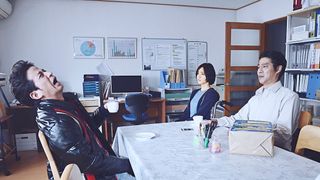 平手友梨奈も笑顔!『ザ・ファブル』岡田准一の"猫舌"演技メイキング