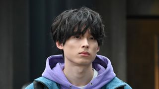 松村北斗、亀梨和也主演ドラマでクランクイン!「ヒーロー勢ぞろいで特撮映画のよう」
