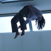 宙に浮く身体…!ホラー『樹海村』不穏な場面カット一挙公開