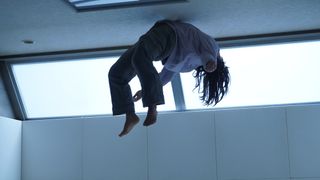 宙に浮く身体…！ホラー『樹海村』不穏な場面カット一挙公開
