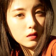 浜辺美波、20歳の大人な表情!新カレンダーの美麗カット
