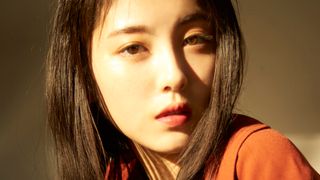 浜辺美波、20歳の大人な表情！新カレンダーの美麗カット