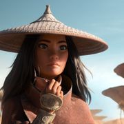 クールな眼差し…ディズニーの異色ヒロイン・ラーヤの場面写真が公開