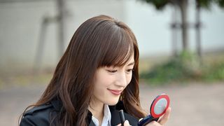 「天国と地獄」綾瀬はるかの妖しい微笑み!2話場面写真公開
