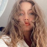 細っそー!ジジ・ハディッド、産後4か月のおなか公開