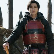 鎧をまとった新田真剣佑『ブレイブ -群青戦記-』場面写真公開!