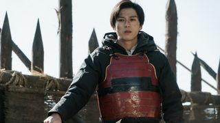鎧をまとった新田真剣佑『ブレイブ -群青戦記-』場面写真公開!