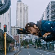 吹っ飛ぶダニエル・ラドクリフ!『ガンズ・アキンボ』両手拳銃で必死のカーチェイス!