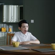 この子ども、何かがおかしい…脱出不能な家で強制子育て『ビバリウム』本編映像
