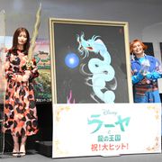 吉川愛、ド緊張!『ラーヤと龍の王国』声優陣と一筆龍に筆入れ