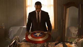 キャプテン・アメリカの盾を見つめるファルコン…マーベル新ドラマ場面写真公開